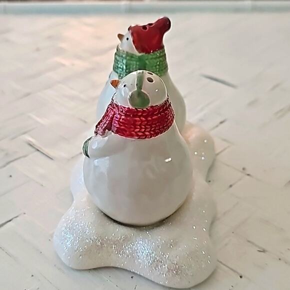 Hallmark Chubby Snowmen Salt & Pepper Shakers on a Stand of Snow 3.75" x 5" - Picture 4 of 9